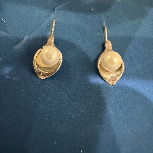 CALLA LILY BRACELET & EARRING GIFT SET - Picture 3 of 16